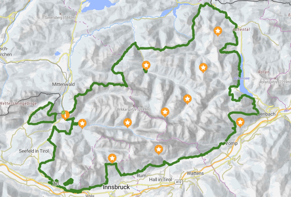 Eine Karte, die eine grün umrandete Route durch bergiges Gelände zeigt, mit mehreren orangefarbenen Sternmarkierungen, die bestimmte interessante Punkte entlang der interaktiven Karte anzeigen.