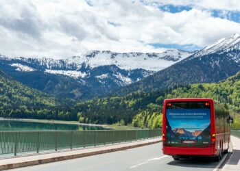 Bergsteigerbus_Wöffi_(c)DAV_Hipp Bergsteiger Bus auf der Brücke am Sylvensteintausee