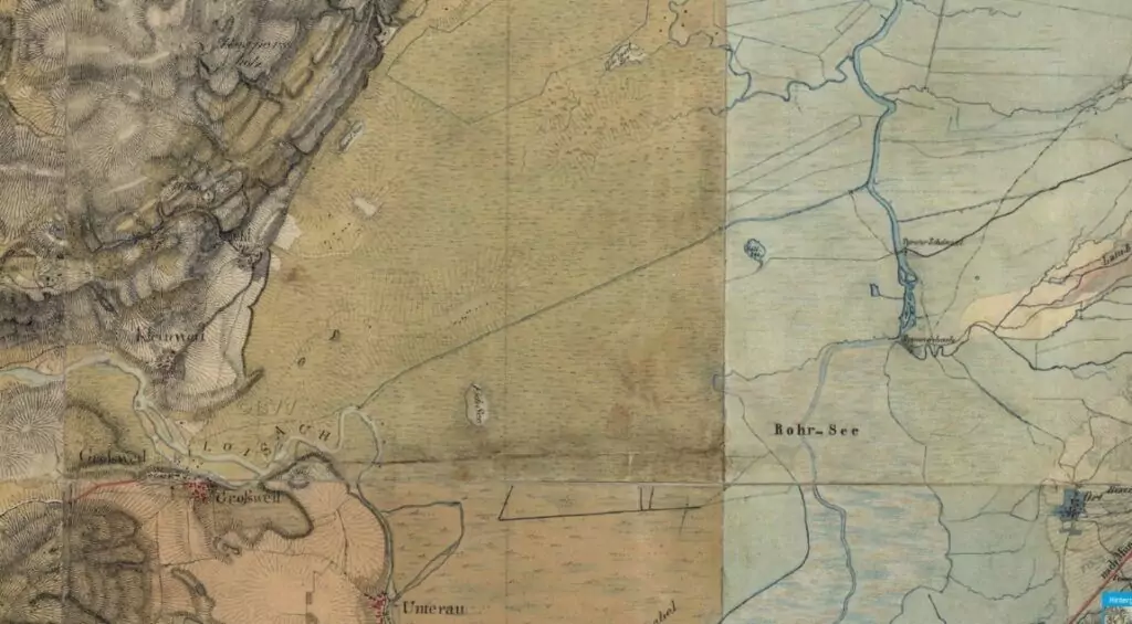 Historische Karte mit einem Übergang zwischen schattiertem Relief auf der linken Seite und einem flacheren, leicht eingefärbten Gebiet mit Seen, blauen Bächen und einst für die Flößerei genutzten Wegen auf der rechten Seite.