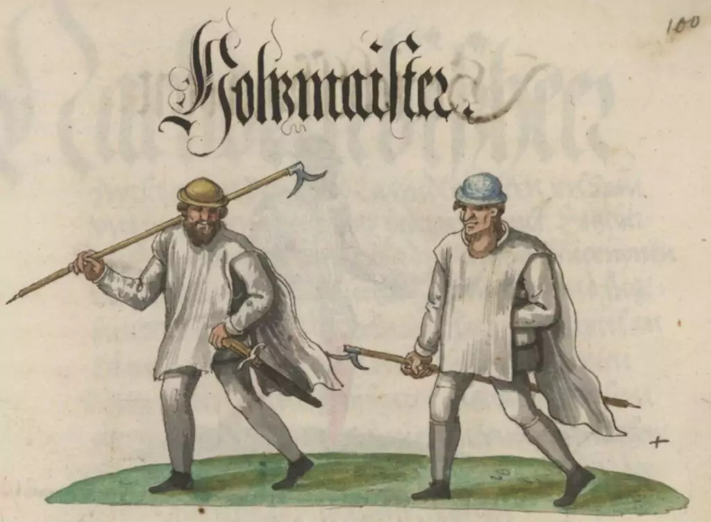 Zwei mittelalterlich gekleidete Männer, die jeweils eine aus stabilem Holz gefertigte Stangenwaffe und einen Schild in der Hand halten, stehen unter dem in Kalligrafie geschriebenen Wort "Foknmaister".