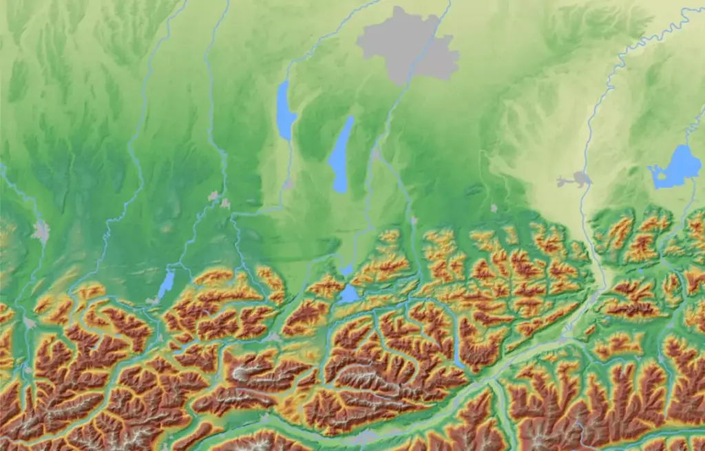 Eine topografische Karte zeigt gebirgiges Gelände im Süden, mehrere Seen in der Mitte und Flüsse - ähnlich der Ströme des Holzes -, die durch unterschiedliche Höhenlagen nach Norden fließen.