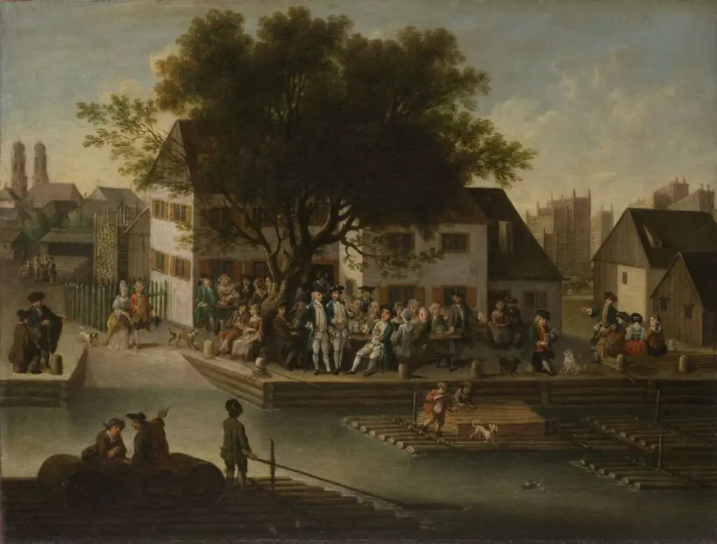 Eine große Gruppe von Menschen versammelt sich in der Nähe eines Baumes an einem Haus am Fluss, wo die Echos der Flößerei zwischen hölzernen Docks und Gebäuden im Hintergrund unter einem teilweise bewölkten Himmel verweilen.