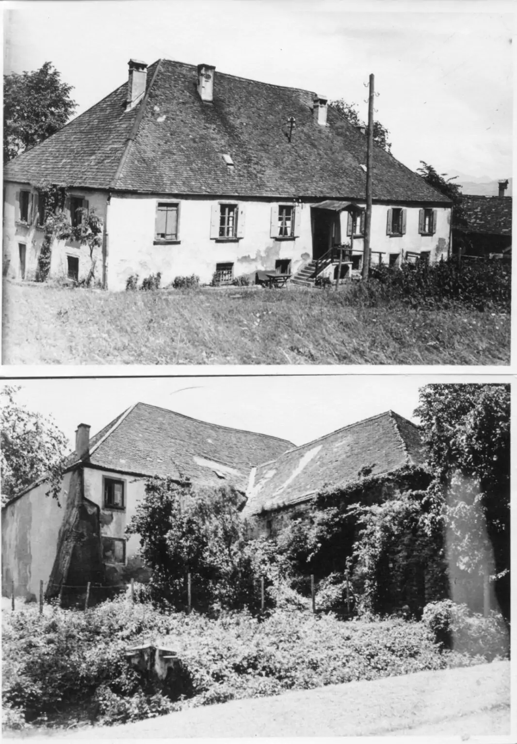 Zwei Schwarz-Weiß-Fotos zeigen ein altes, zweistöckiges Haus mit steilem Dach; eine Ansicht von der Vorderseite mit sichtbarer Treppe, die andere von der Rückseite, die teilweise von Vegetation bedeckt ist.