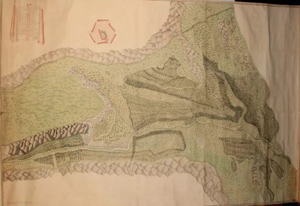 Historische handgezeichnete Karte, die eine Landschaft mit topografischen Merkmalen, Vegetation, Höhenlinien und Saline Hall oder einem rot markierten Fort in der oberen linken Ecke zeigt.
