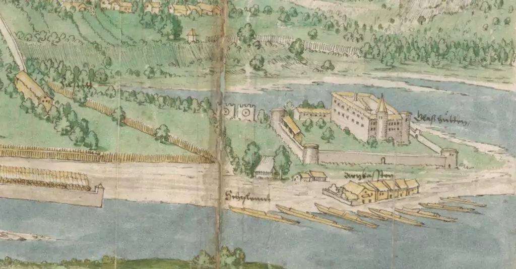 Eine historische Illustration zeigt eine befestigte Ufersiedlung mit Gebäuden, Mauern, Booten am Ufer und Grünflächen in der Umgebung.
