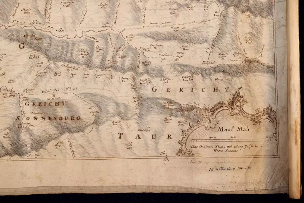 Alte Karte mit gebirgigem Gelände, beschriftet mit den Gebieten "Gericht Sonnenburg" und "Gericht Taur", mit Maßstab, deutschem Text und einem Hinweis auf die Saline Hall in der rechten unteren Ecke.