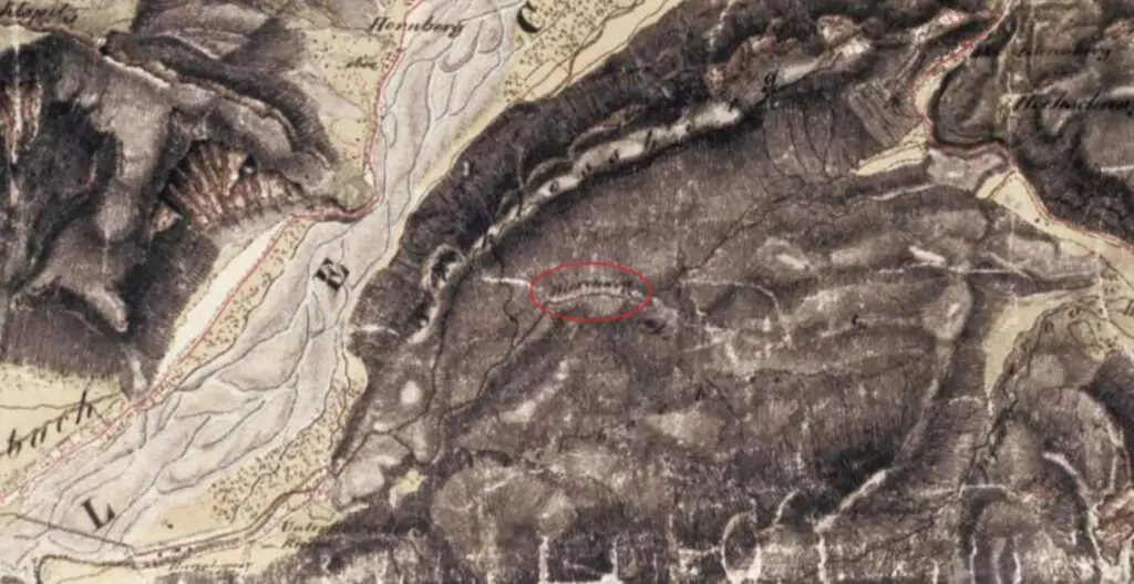 Historische Karte, die ein bestimmtes Gebiet in der Mitte durch ein rotes Oval hervorhebt und detaillierte Geländemerkmale, Ortsnamen sowie alte Wege und Straßen zeigt.