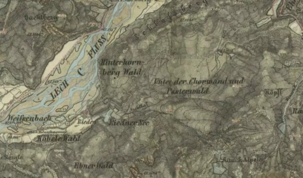 Antike topographische Karte in deutscher Sprache mit Flüssen, Wäldern wie "Hinterhornberg Wald" und Geländemerkmalen, die mit Namen wie "Lienz Fluss" und "Trift" beschriftet sind.