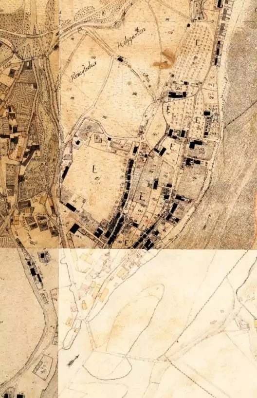 Historische Karte mit detaillierten Bauplätzen, Straßen und handschriftlichen Beschriftungen, die ein städtisches Gebiet zeigen, das in unbebautes Land übergeht. Einige Kartenausschnitte erscheinen heller und weniger detailliert.