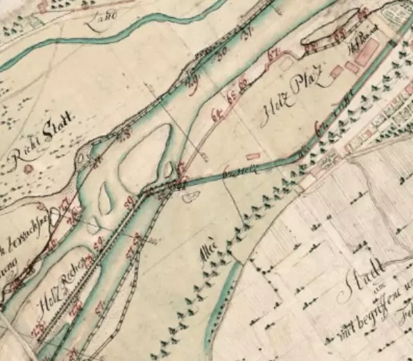 Ein historischer Kartenausschnitt zeigt den Fluss Trift, die umliegenden Felder, beschriftete Straßen und Bauwerke mit handschriftlichen deutschen Textanmerkungen.