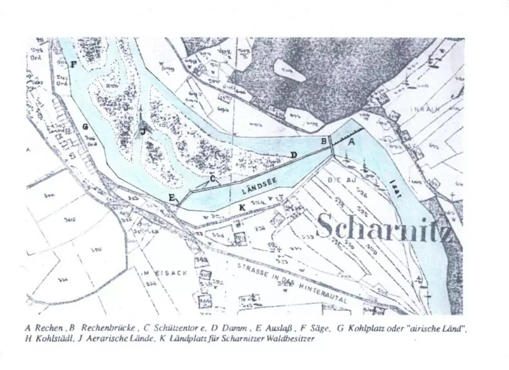 Historische Karte von Scharnitz mit beschrifteten Merkmalen wie einem Fluss, einem Damm, Brücken, einem See und verschiedenen Bauwerken, mit einer Legende, die jeden markierten Ort beschreibt.