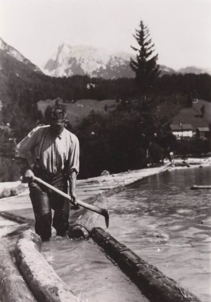 Ein Mann hält eine Axt über ein Gewässer.