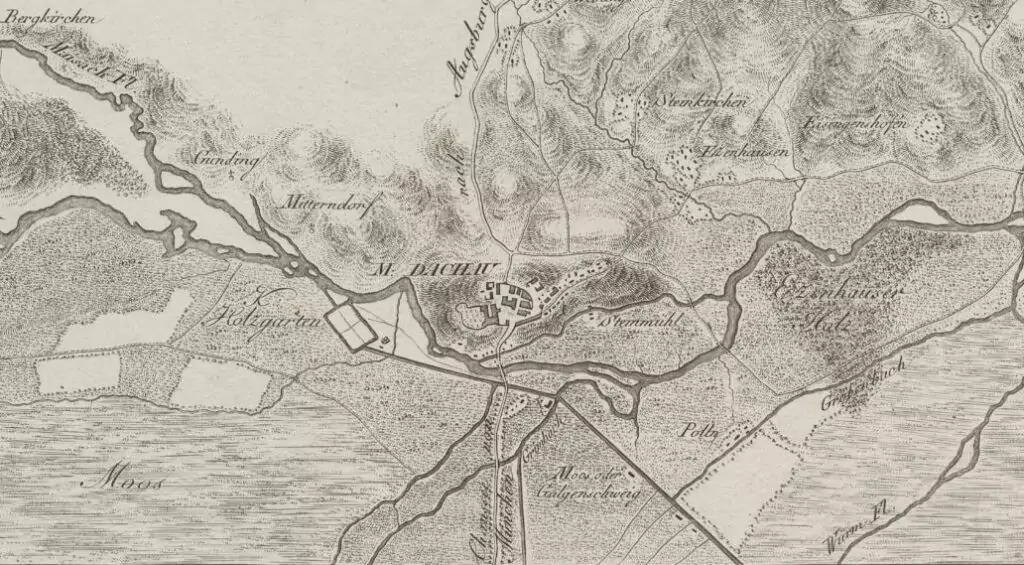 Antike Karte, die die Stadt Dachau mit Flüssen, Straßen, Feldern, Triftwäldern und Umgebung zeigt. Die Sehenswürdigkeiten sind klar beschriftet und mit komplizierten topografischen Details versehen.