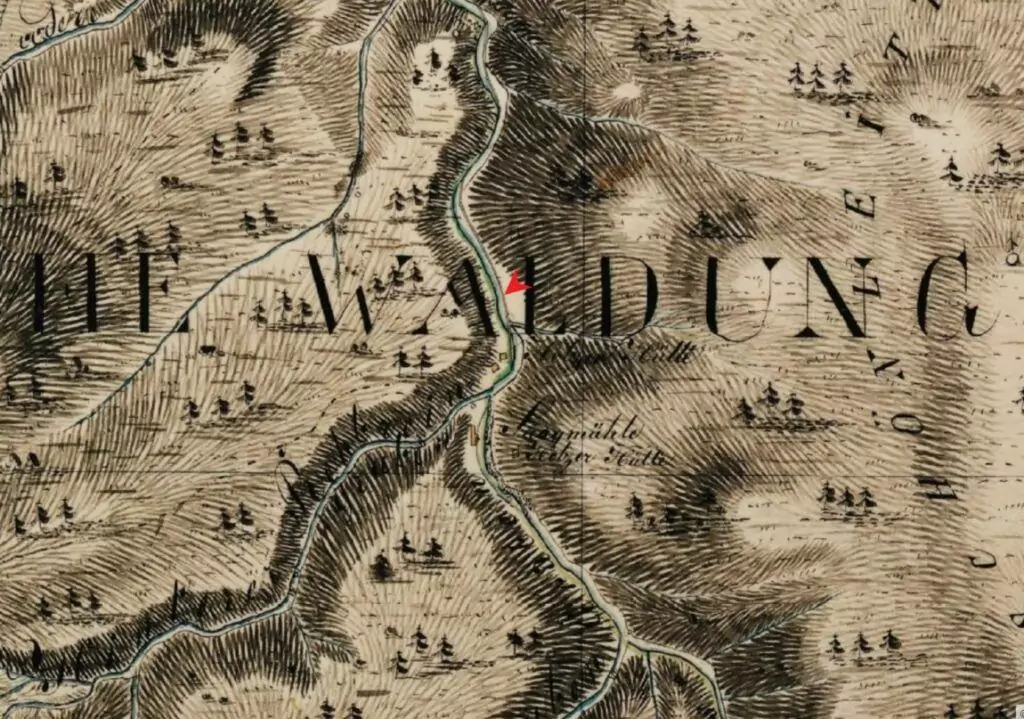 Historischer Kartenausschnitt mit einem Fluss, der sich durch hügeliges Gelände schlängelt, beschriftet mit "WALDUNG", mit einem kleinen roten Pfeil in der Nähe von "Spanische Valle" und Hinweisen auf Loiten und Riesen.