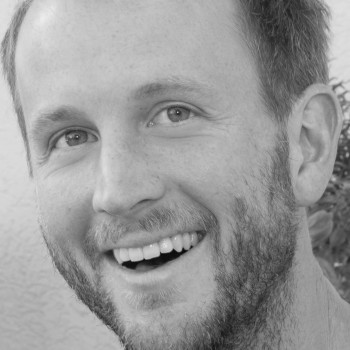 Ein Schwarz-Weiß-Foto in Großaufnahme von Otto Leiner, einem lächelnden Mann mit kurzem Haar und Bart, der leicht zur Seite schaut.