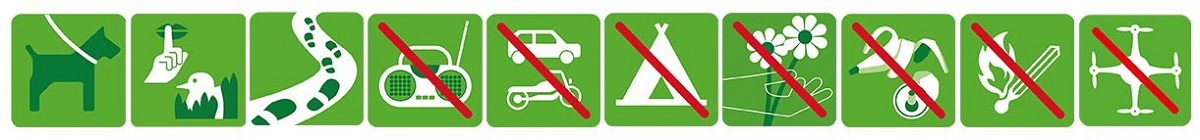 Grüne Symbole mit roten Schrägstrichen kennzeichnen in Leutasch Verbote für Hunde, Abfall, Pflanzenpflücken, offenes Feuer, Fahrzeuge, Zelten, Pilzesammeln, Radfahren und den Einsatz von Drohnen.