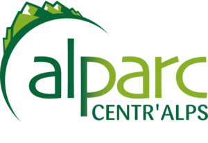 Logo für ALPARC Central Alps, mit stilisierten grünen Bergen und dem Text "alparc CENTR'ALPS" in grünen Buchstaben, die die Werte des Naturparkmanagements widerspiegeln.