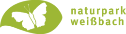 Grünes Logo mit einer Schmetterlingssilhouette auf einem Blatt auf der linken Seite, die das Naturparkmanagement symbolisiert, und dem Text "naturpark weißbach" in Kleinbuchstaben auf der rechten Seite.