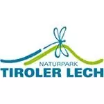Logo für den Naturpark Tiroler Lech mit stilisierten grünen und blauen Linien, die einen Hügel bilden, und einer Libellenzeichnung über dem Text, die die Essenz des Naturparkmanagements widerspiegelt.