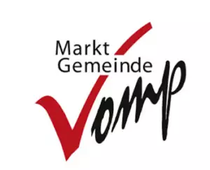 Logo mit dem Schriftzug "Markt Gemeinde Vomp", einem großen roten Häkchen und einem subtilen Hinweis auf den Bergbus-Service, der in das Design integriert ist.