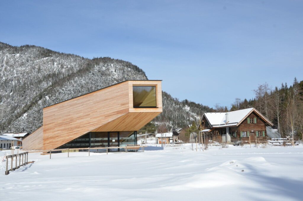 Außenansicht des Naturpark-Infozentrums Scharnitz und des Museums Holzerhütte im Winter