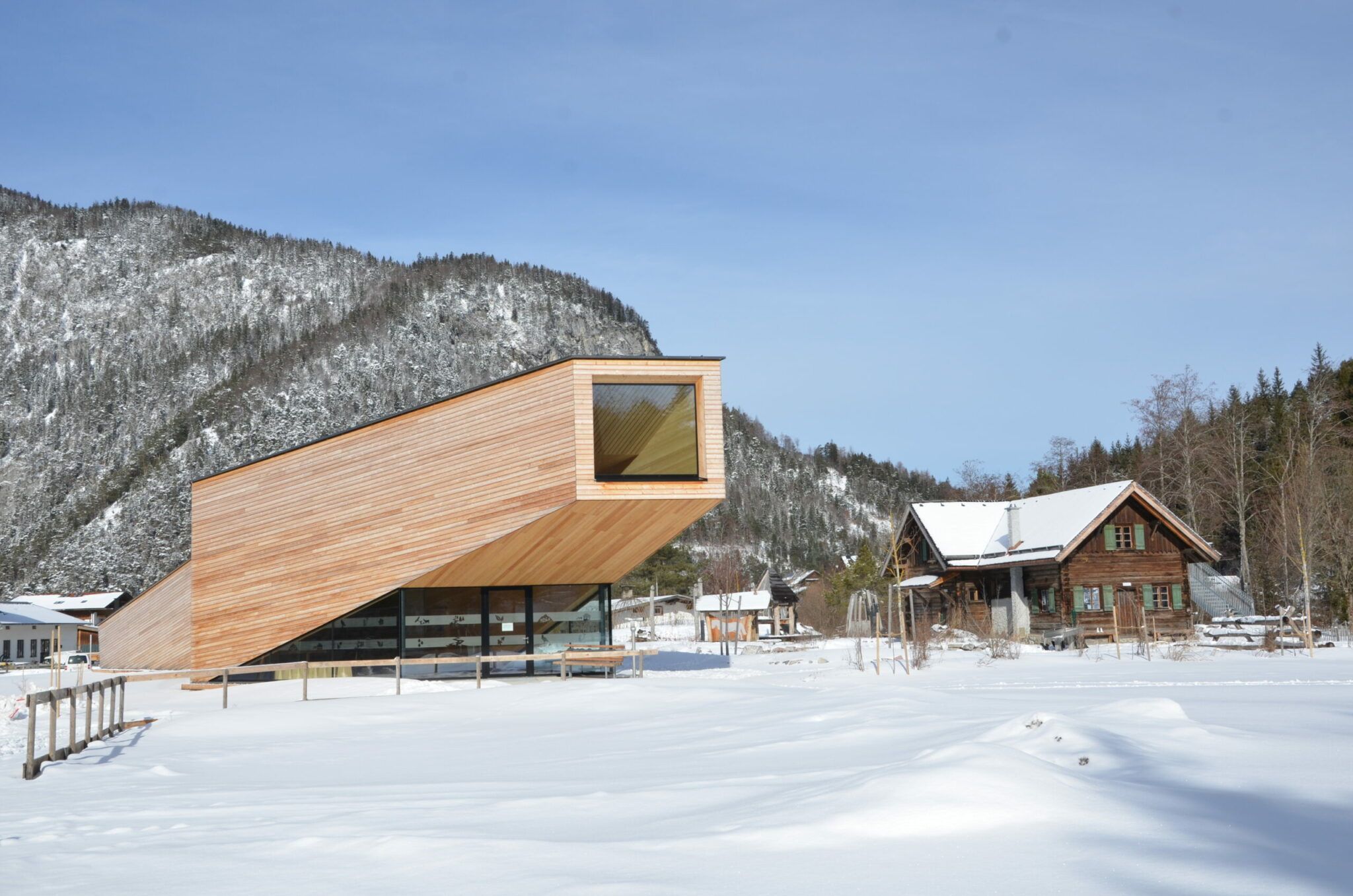 Außenansicht des Naturpark-Infozentrums Scharnitz und des Museums Holzerhütte im Winter