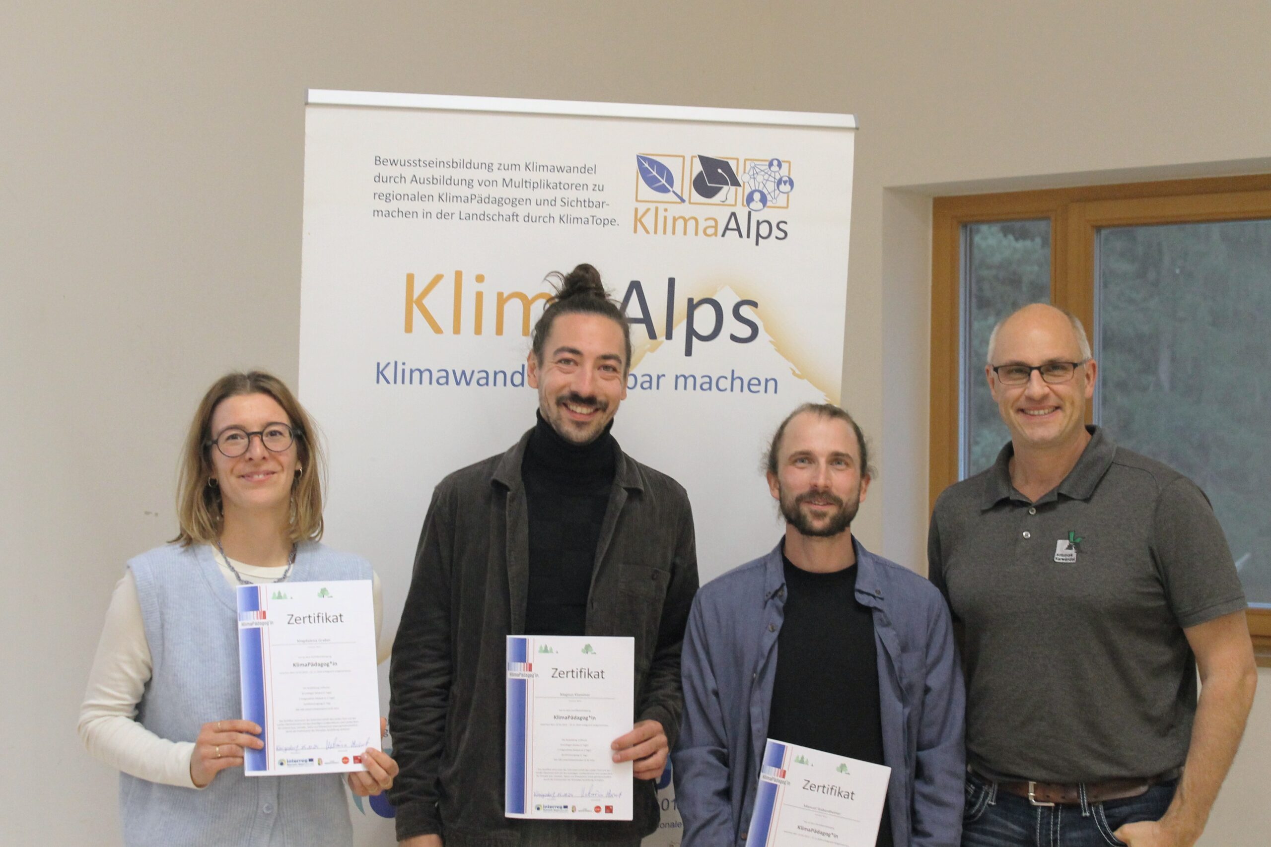 Gruppenfoto der 11 frisch zertifiziertenKlimaPädagog*innen zusammen mit ihren Ausbildern.