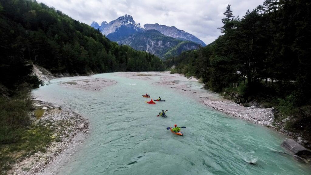 Kajaker an der oberen Isar