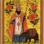 Eine illustrierte Figur in verzierten religiösen Gewändern und dem Mantel des Korbinian, die eine Mitra trägt, steht mit einem Stab in der Hand neben einem Bären, der ein Bündel auf dem Rücken trägt, vor einem gelben Blumenhintergrund.