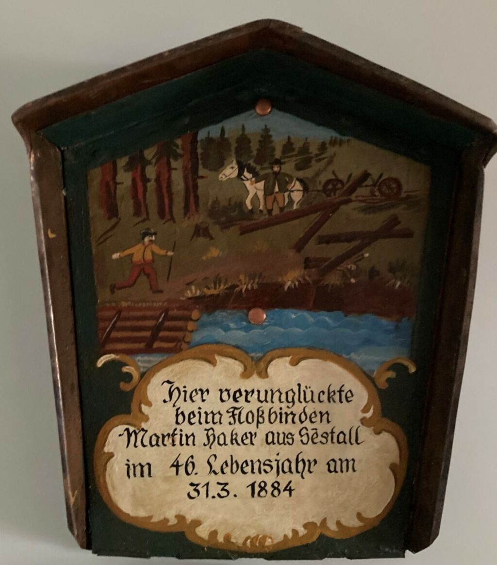 Eine Gedenktafel für einen verunglückten Flößer
