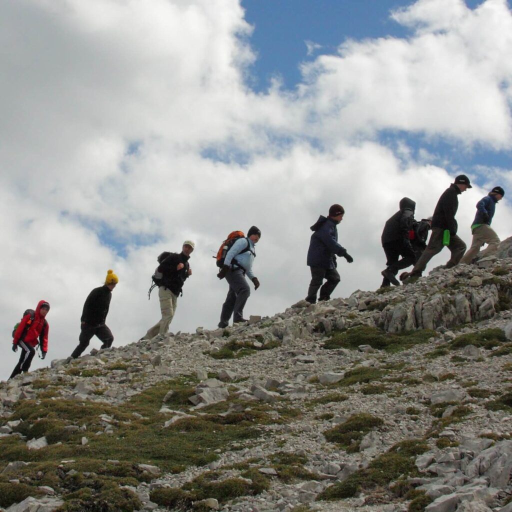 Schülergruppe auf dem Weg zum Großen Solstein bei der Expedition Karwendel.