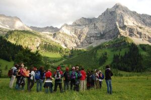 Schüler in der Eng, die auf die Spritzkarspitze schauen.