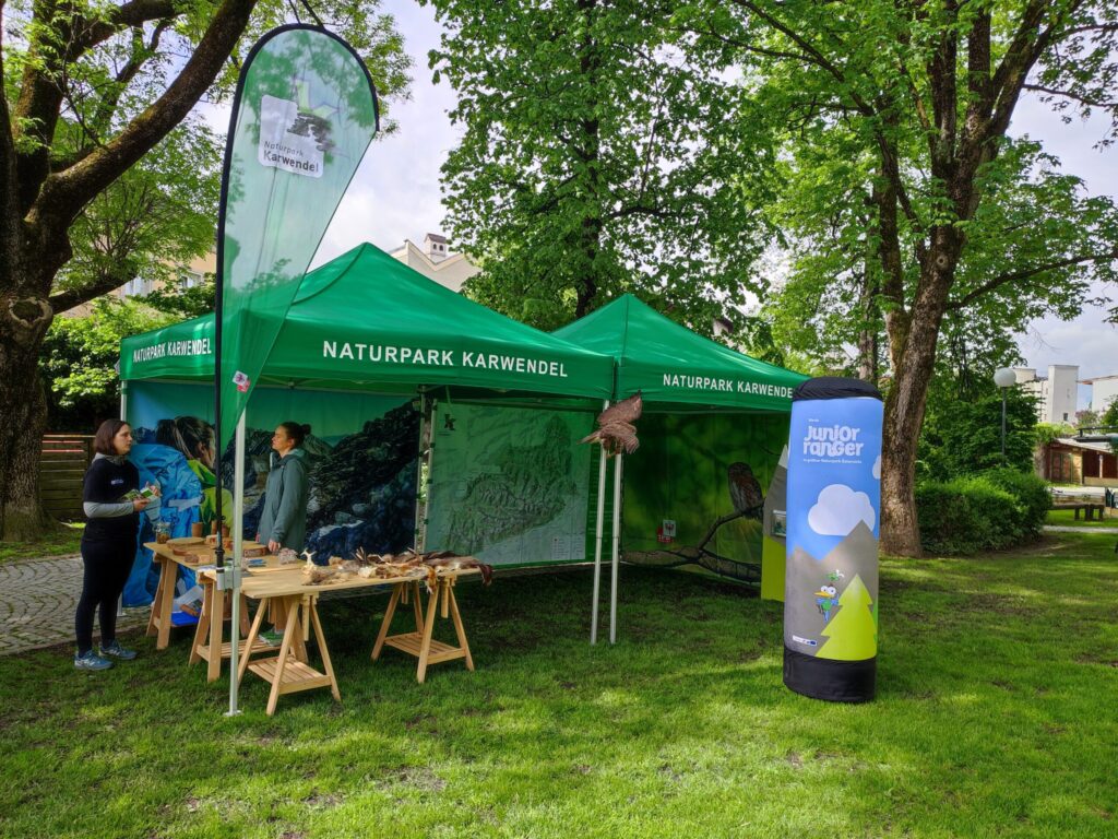 Nicola Funcke kartiert die Lebensraum-Typen am Gramai Hochleger.