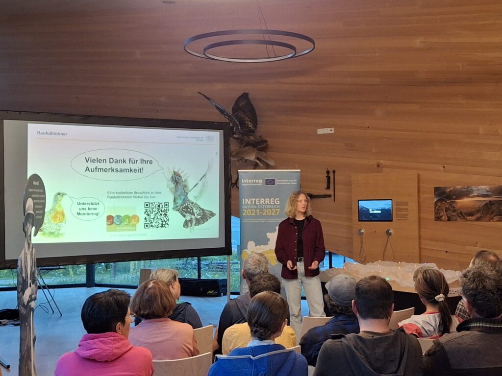 Die Vortragende Elena Weidel von Landesamt für Umwelt referierte im Naturpark-Infozentrum in Scharnitz über die Raufusshühner.
