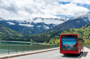 Bergsteiger Bus auf der Brücke am Sylvensteintausee