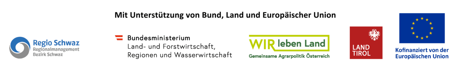 Logos der Regio Schwaz, des österreichischen Bundesministeriums, von WIR Leben Land, des Landes Tirol und der Europäischen Union mit einem Text, der auf die Unterstützung des Projekts Managementplan Karwendelmoore hinweist.