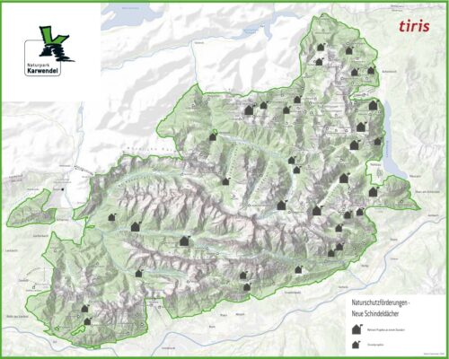 Die Karte des Naturparks Karwendel zeigt das Gelände, die Flüsse und die mit Symbolen gekennzeichneten Standorte der Hütten und Schutzhütten sowie Informationen über die verfügbaren Förderungen für Besucher.