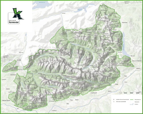 Karte des Naturparks Karwendel mit Topographie, Gebirgszügen, Tälern, Orten, Parkgrenzen und Standorten von Natur- und Artenschutzprojekten, mit einem Logo in der linken oberen Ecke.