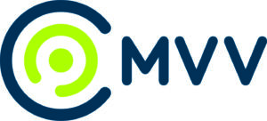 Das MVV-Logo zeigt ein stilisiertes blaues und grünes kreisförmiges Design links von den fetten, blauen Buchstaben "MVV" auf weißem Hintergrund - ein Symbol für reibungslose Anreise und moderne Mobilität.