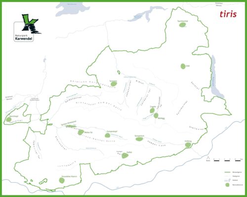 Einfacher Kartenausschnitt der Karwendelregion mit beschrifteten Gebirgszügen und grün schraffierten Flächen, die wichtige Standorte und laufende Natur- und Artenschutzprojekte anzeigen.