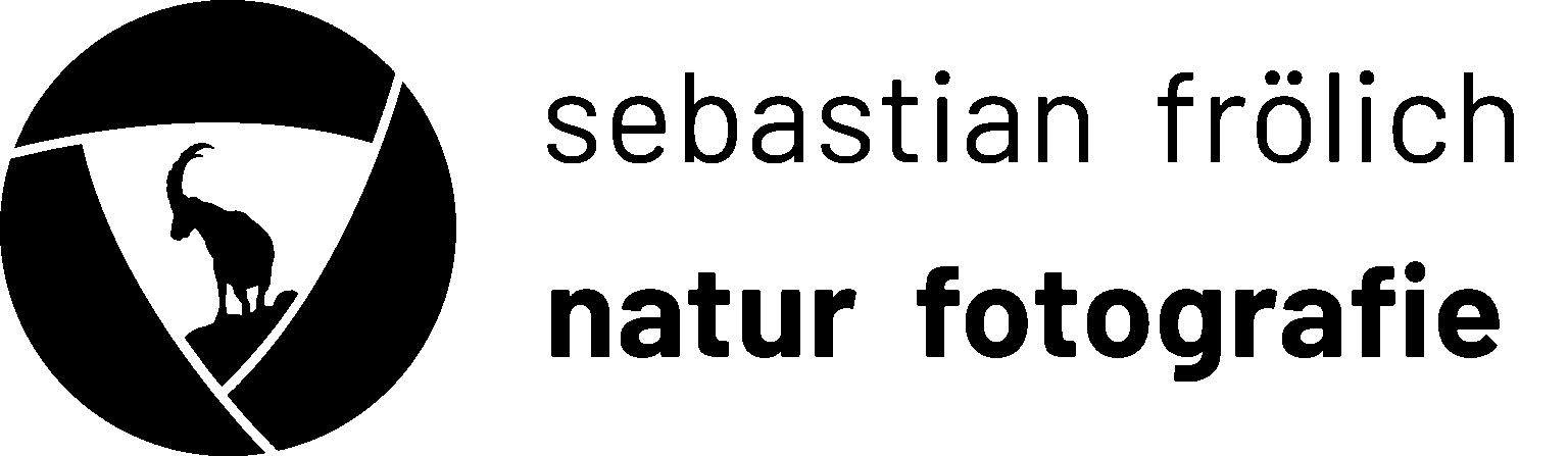Logo mit stilisiertem Kameraverschluss und Bergziegensilhouette, daneben der Text "sebastian frölich natur fotografie" - ein perfekter Partner, um die Schönheit der Natur festzuhalten.