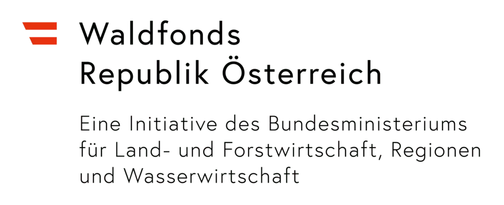Logo mit einem Symbol der österreichischen Flagge und Text: "Waldhubs Republik Österreich. Eine Initiative des Bundesministeriums für Land- und Forstwirtschaft, Regionen und Wasserwirtschaft - mit Fokus auf aktuelle Forschung.