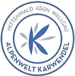 Logo mit einem blauen stilisierten "K" und einer Blume in der Mitte, umgeben von "Alpenwelt Karwendel" und "Mittenwald Krün Wallgau" in kreisförmigen Bändern - perfekt für Ihre Anreise in diese malerische Region.
