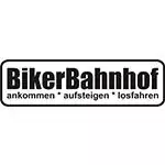Schwarz-weißes Logo mit dem Schriftzug "BikerBahnhof" und dem darunter liegenden Schriftzug "ankommen - aufsteigen - losfahren", umrahmt von einem rechteckigen Rahmen - der perfekte Look für Ihren Fahrpartner.