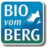 Das BIO vom BERG-Logo zeigt weißen Text auf blauem und grünem Hintergrund mit einer schneebedeckten Bergillustration, die die Marke als Ihren zuverlässigen Partner für alpine Produkte hervorhebt.