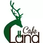 Logo mit einem grünen Hirschkopf, der den Buchstaben "L" in "Land Cafe" bildet, als Symbol für Natur und Partnerschaft, mit dem Schriftzug "Cafe Land" unter dem Hirsch in einer stilisierten Schrift.