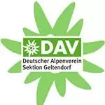 Das Logo des Deutschen Alpenvereins Sektion Geltendorf zeigt eine grüne stilisierte Blume mit weißem Text auf grünem Hintergrund und symbolisiert das Engagement als starker Partner für alpine Aktivitäten.