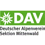 Logo des Deutschen Alpenvereins, Sektion Mittenwald, mit einer stilisierten Blume und der Abkürzung "DAV" auf grünem Grund - ein Emblem, das man oft bei der Anreise zu alpinen Abenteuern sieht.