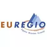 EUREGIO-Partnerlogo mit stilisierten Bergen über den Buchstaben "REGIO" und den Worten "Lipan - Koros - Crișul" darunter.