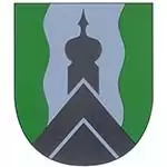 Das Wappen zeigt einen stilisierten schwarzen Kirchturm auf grünem Grund mit einem gewellten blauen vertikalen Streifen in der Mitte, der Einigkeit und Partnerschaft innerhalb der Gemeinde symbolisiert.